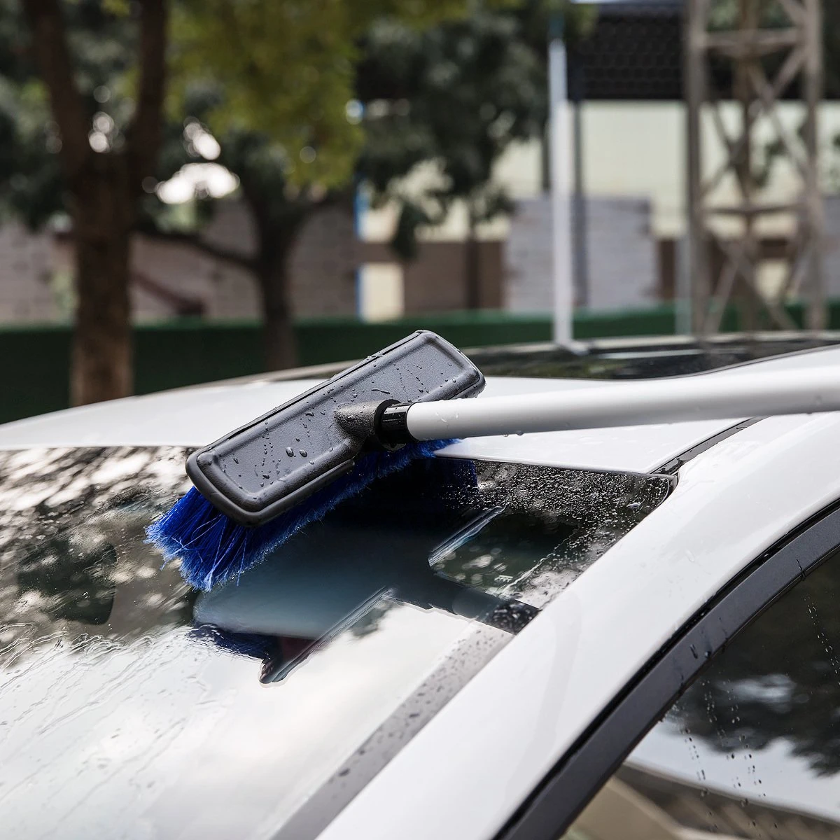 Navaris Telescopische Autowasborstel - Watergevoerde Wasborstel Voor Auto's En Ramen Met Uitschuifbare Lange Handgreep En Zachte Haren - Blauw 6 Navaris Telescopische Autowasborstel - Watergevoerde Wasborstel Voor Auto's En Ramen Met Uitschuifbare Lange Handgreep En Zachte Haren - Blauw - Afbeelding 4