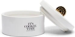 Riviera Maison Voorraadpot Met Deksel, Koekjestrommel - It's Cookie Time Storage Jar - Wit - Porselein -Huishoudelijke Artikelen Verkoop 1200x609 1