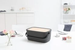 Brabantia Nic Broodtrommel - Met Bamboe Deksel - Dark Grey -Huishoudelijke Artikelen Verkoop 1200x799 12