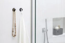 Brabantia ReNew Handdoekhaakjes - 2 Stuks - Dark Grey -Huishoudelijke Artikelen Verkoop 1200x800 17