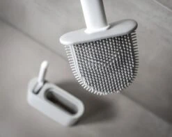 Lopoleis WC Borstel – Toiletborstel – Gesloten Bodem – WC Borstel Met Randreiniger – Siliconen – Grijs – WC Borstel Met Houder – Vrijstaand – Hangend – WC Borstel En Houder -Huishoudelijke Artikelen Verkoop 1200x959