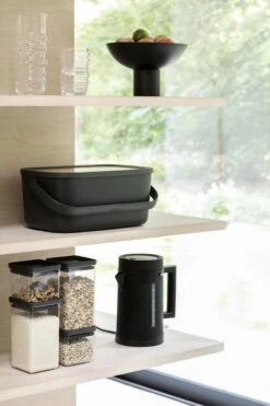 Brabantia Nic Broodtrommel - Met Bamboe Deksel - Dark Grey -Huishoudelijke Artikelen Verkoop 799x1200 7