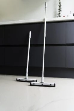 Chaton® Vloertrekker Lang Met Ophangsysteem - Afdraaibare Wisser - Douchewisser - Trekker Douche - Vloerwisser - Uitschuifbaar 70cm Tot 125cm -Huishoudelijke Artikelen Verkoop 800x1200 2