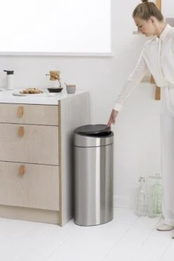 Brabantia Touch Bin Prullenbak - 40 L - Matt Steel Fingerprint Proof 37 Brabantia Touch Bin Prullenbak - 40 L - Matt Steel Fingerprint Proof -Huishoudelijke Artikelen Verkoop 800x1200 31