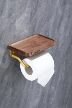 Lopoleis WC Rolhouder – Luxe Toiletrolhouder Walnoothout – Goud – Zelfklevend – WC Rolhouder Zonder Boren – Toiletrolhouder Met Plankje – WC Rolhouder Goud – Badkamer Accessoires -Huishoudelijke Artikelen Verkoop 800x1200 4