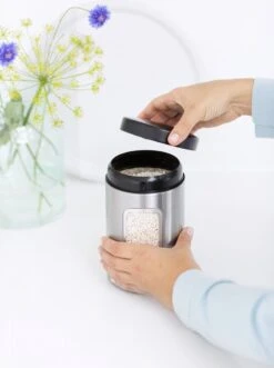 Brabantia Voorraadbus - 1,4 L - Matt Steel Fingerprint Proof / Matt Black Deksel - Met Venster -Huishoudelijke Artikelen Verkoop 895x1200