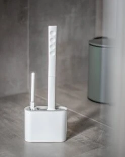 Lopoleis WC Borstel – Toiletborstel – Gesloten Bodem – WC Borstel Met Randreiniger – Siliconen – Grijs – WC Borstel Met Houder – Vrijstaand – Hangend – WC Borstel En Houder -Huishoudelijke Artikelen Verkoop 960x1200 1
